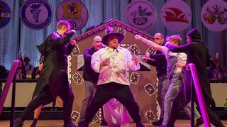 Das Männerballett „Suleiman“ vom „Lallehaag“ bei der Prunksitzung der Karneval-Kommission.