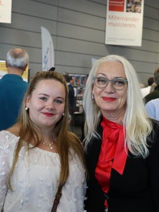 Jasmin Wilberg (links) vom städtischen Kinderhaus mit Kollegin Johanna Reiser.