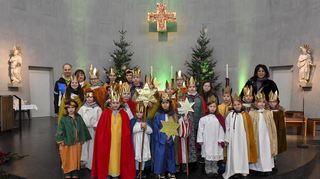 Ein Teil der Sternsinger der Seelsorgeeinheit Mannheim St. Martin nach dem Gottesdienst in der Kirche St. Andreas Neckarhausen.