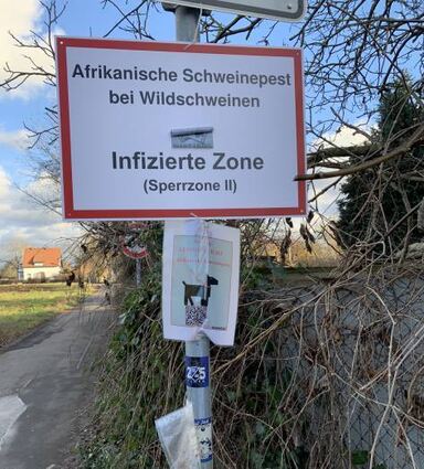 Ein Schild weist auf die Leinenpflicht in der Sperrzone hin.