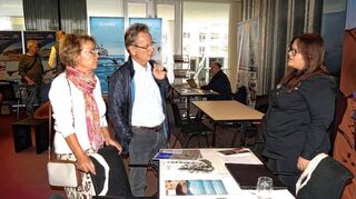 Inge und Rudi Wengerofsky (von links) im Gespräch mit Anna Hirschberg von Scharff Reisen.