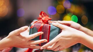 Ein Geschenk geht von Hand zu Hand: Lampertheimerinnen und Lampertheimer haben zu Weihnachten etlichen Bedürftigen eine Freude gemacht.