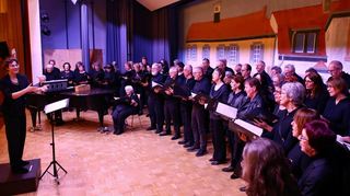Mit 80 Mitgliedern auf der Bühne: „Cantonia“, der gemischte Chor des traditionsreichen Feudenheimer Gesangvereins „Teutonia“ beim Neujahrsempfang in der Kulturhalle.