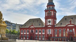 Die Marktplatzkirche St. Sebastian, geweiht dem gleichnamigen Stadtpatron, ist künftig Namensgeber der einheitlichen katholischen Pfarrei, zu der ab 2026 alle katholischen Gemeinden fusionieren.