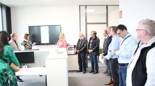 Laura Pflaum (hinten links) und Alexandra Busalt (hinten rechts) von der Pressestelle stellten die neue Viernheim-App vor.