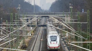 Ein ICE rollt bei Waldorf-Mörfelden auf der Riedbahnstrecke Richtung Frankfurt. Auf der generalsanierten Riedbahn rollt der Zugverkehr wieder.