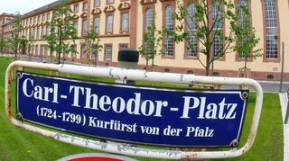 An Carl Theodor erinnert in Mannheim wenig – nur der Bereich vor dem Ostflügel des Schlosses, wo der Haupteingang der Universität ist, heißt Carl-Theodor Platz – was aber kaum jemand weiß.