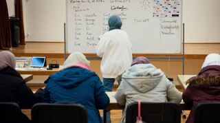 Beim Müttersprache-Kurs in Mannheim herrscht konzentrierte Stimmung. Im Nebenraum toben die Kinder.