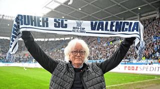 Zum 30. Jahrestag des legendären 7:0 gegen den FC Valencia wurde Winfried Schäfer im November 2023 noch einmal von den KSC-Fans gefeiert.