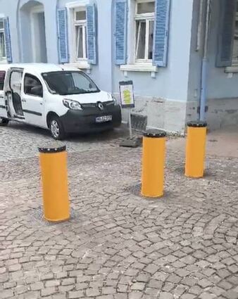 Nach der Beschädigung eines Pollers hat die Stadt Anzeige erstattet.