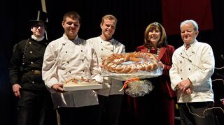 Mit Neujahrsbrezel und Glückstorte (v.l.): Daniel Knepple, Maurice Maurer, Sebastian Lanzet, Jutta Steinruck und Ulf Lanzet.