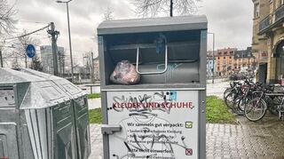 Altkleidungscontainer der Stadt Mannheim in der Nähe vom Alten Meßplatz: Rund 500 bis 600 Tonnen Textilien jährlich landen in den 115 Behältern der Stadt.