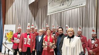 V.l.: Andreas Eder, Jürgen Zink, Mona I., Andreas Flisiak und Marianne Seitz vor dem Zabbe-Elferrat.