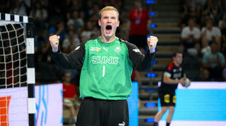 Torhüter David Späth (Rhein-Neckar Loewen) jubelt.