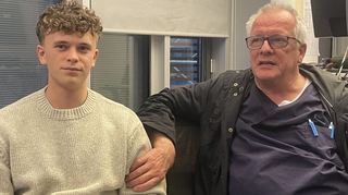 Vater und Sohn in der MM-Redaktion: Max Rewerk (20) und sein Vater Stephan Rewerk (67) sprechen über die vergangenen zwei Jahre, die durch die Krebserkrankung des jungen Mannes nicht einfach waren.