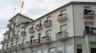 Rheinhotel Dreesen: Nach dem Umbau 1948 verlor es viel von seinem Fassadenschmuck, aber nicht seine malerische Lage am Rheinufer.