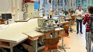 Studentinnen und Studenten von Professorin Manuela Bräuning sollen selbst Hand anlegen: Auf dem Lehrplan der Textilstudiengänge an der Hochschule in Albstadt stehen auch Entwurf und Fertigung von technischen und modischen Textilien.