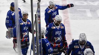 Die Adler-Spieler verlassen nach einem denkwürdigen Abend das Eis in der SAP Arena.