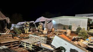 Den Einsatzkräften der Feuerwehr zeigte sich am Abend des ersten Weihnachtstages bei der Schriesheimer Rebenpause ein Bild der Verwüstung.