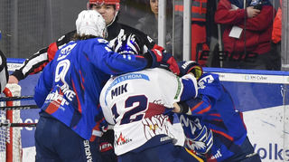 Adler-Spieler Leon Gawanke (links) nimmt den Eisbären-Spieler Erik Mik in den Schwitzkasten.