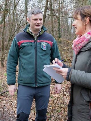 Steffen Hering mit Sandra Bollmann beim Waldrundgang.