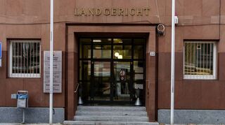 Vor dem Landgericht in Frankenthal hat sich der Angeklagte zu seinem Leben, nicht aber zu den Vergewaltigungsvorwürfen geäußert.