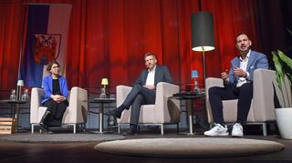 Auf dem Podium (v.l.): Zeitmesserin Carolin Loida, Moderatorin Michèle Bernhard, Bürgermeister Stefan Schmutz sowie Herausforderer Sophian Habel.