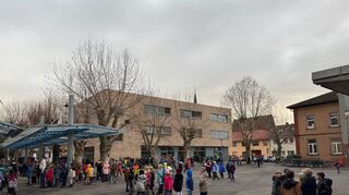 Noch ist der Pausenhof der Hans-Thoma-Schule in Heddesheim eine triste Fläche aus Asphalt, doch bald soll es hier viele Möglichkeiten zum Spielen und Bewegen geben.