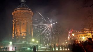 Querschläger am Wasserturm: Experten sehen in unkontrolliertem privaten Feuerwerk eine Gefahr für die öffentliche Sicherheit und Ordnung.