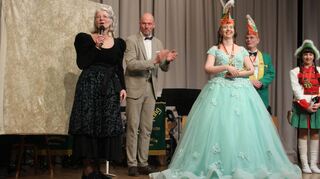 Vor der „Herzblatt“-Wand (links) begrüßen Heidi Wolf (v. l.) und Andreas Schäfer vom Gemeinnützigen Verein Rheinau die Stadtprinzessin Sarah I. und „Sandhase“-Präsident Holger Kubinski.