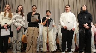 Eindrucksvoll: Schülerinnen und Schüler der Duden-Schule.