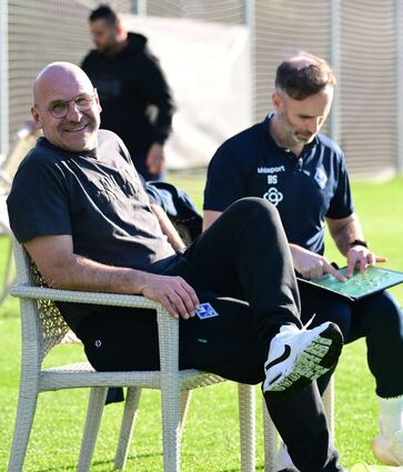 SVW-Trainer Bernhard Trares beim Testspiel gegen Hannover 96. Rechts daneben Co-Trainer Benjamin Sachs.