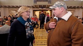 Pfarrerin Ilka Sobottke im Gespräch mit einem Gast. Der Auftakt zur Vesperkirche beginnt mit einem Gottesdienst – danach sind viele Helfer unterwegs.
