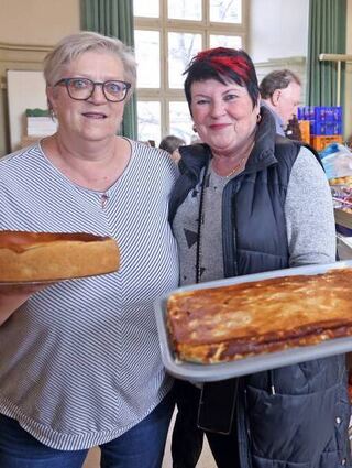 Tina Hiener (l.)und Irmgard Kniehl haben 16 Kuchen gebacken.