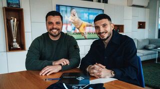 Mittelfeldspieler Arianit Ferati (rechts) ist vom SV Waldhof Mannheim und Sportchef Anthony Loviso verpflichtet worden.