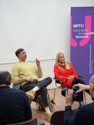 Schriftsteller Tijan Sila (l.) und Anja Ohmer von der TU Landau-Kaiserslautern.