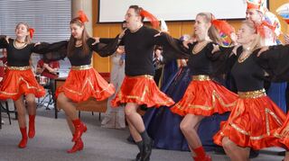 Der Erste Stadtrat Jörg Scheidel schwingt im roten Rock als ehemaliger Gardetänzer noch einmal die Beine bei den „Red Maries“.
