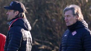 Trainer Martin Lanig (links) und sein neuer Co-Trainer Walter Thomae beobachten das Geschehen auf dem Trainingsplatz.