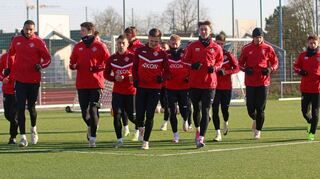 Die Kickers-Spieler liefen sich zunächst einmal die Weihnachts- und Wintermüdigkeit aus den Beinen.