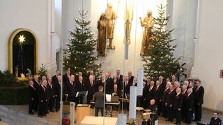 In der voll besetzten Kirche St. Aegidius in Seckenheim kam das Konzert der Chorvereinigung und Liederhalle gemeinsam mit dem Bläserensemble des Polizeiorchesters voll zur Geltung.