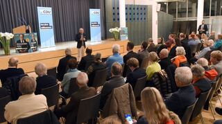 Baden-Württembergs Innenminister Thomas Stroblwar am Montag auf Wahlkampftour in Heddesheim.