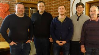 Martin Steffan (2. v. re.) wurde als scheidender Rechner geehrt. Der Jungbauern-Vorstand (v. li.): Zweiter Vorsitzender Sven Steinmetz, Schriftführer Martin Billau, Erster Vorsitzender Philipp Strauss, der neue Rechner Jakob Haas und Beisitzer Thomas Billau. Beisitzer Sebastian Münch fehlt im Bild.
