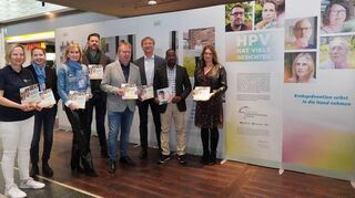 Wollen auf die Möglichkeit der Impfung aufmerksam machen (v.l.): Dr. Daniela Klee, Nadja Niestroj, Reinhild Zolg, Centermanager Dani Marquardt, Bürgermeister Matthias Baaß, Dr. Claus Köster, Dr. Nobila Ouédraogo und die Erste Kreisbeigeordnete Angelika Beckenbach vor den Bilderwänden der Ausstellung.