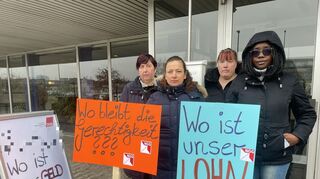 Mitarbeiter protestieren vor dem Leoso-Hotel in Ludwigshafen.