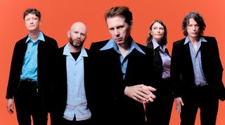 Die fünfköpfige Band Franz Ferdinand um Sänger Alex Kapranos (Mitte) singt mitreißend und tanzbar über „The Human Fear“.