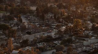 Ein Feuerwehrauto fährt durch ein vom Eaton-Feuer zerstörtes Viertel in Altadena, das unmittelbar an Ludwigshafens Partnerstadt Pasadena angrenzt.