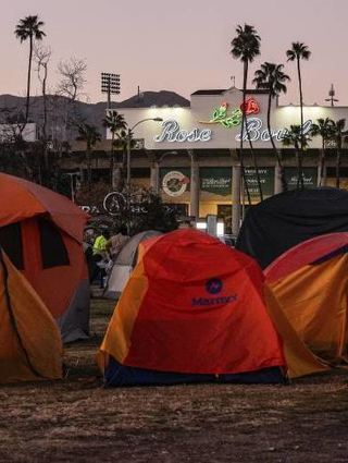 Zelte für Helfer am „Rose Bowl Stadium“ in Pasadena.