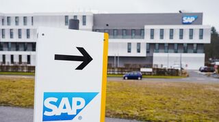 Hier geht's lang: Ein Schild mit der Aufschrift „SAP“ vor einem Firmengebäude am Stammsitz Walldorf.