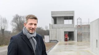 50 bis 60 Stunden pro Woche arbeitet Bürgermeister Stefan Schmutz, hier vor dem Rohbau der Sporthalle.