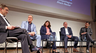 Der "Gipfel der Metropolregion" im Technoseum. Von links: Bernhard Zinke (Teamleiter der Redaktion Metropolregion), Oberbürgermeister Eckart Würzner (Heidelberg), Oberbürgermeisterin Jutta Steinruck (Ludwigshafen), Oberbürgermeister Christian Specht (Mannheim) und  Florian Karlein (Teamleiter der Redaktion Mannheim)